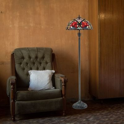Chaise confortable et lampe Tiffany sur pied dans un séjour, ambiance chaleureuse et rétro. где où placer lampe tiffany maison.